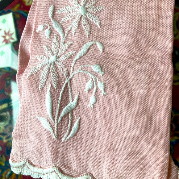 Set of pink linen embroidered tea towels. A muted rose-pink. Vintage 1960s - Picture 2 of 6